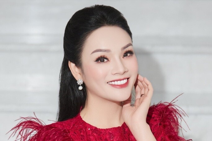 Chân dung NSƯT Tân Nhàn trong tà áo dài truyền thống
