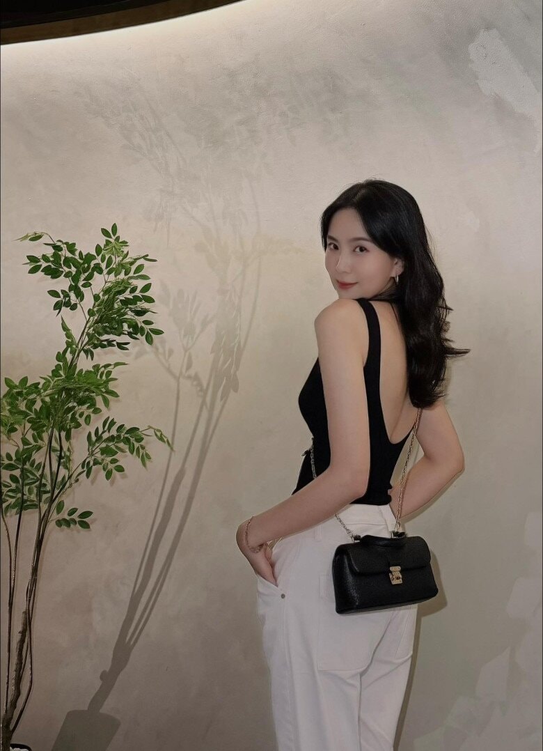 MC Mai Ngọc khoe vóc dáng gợi cảm sau khi sinh con đầu lòng