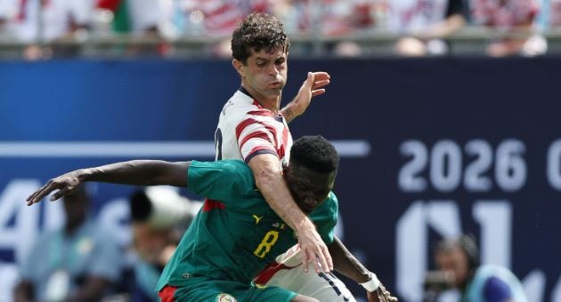 Christian Pulisic ăn mừng bàn thắng nâng tỷ số lên 2-0 cho tuyển Mỹ trước Senegal.