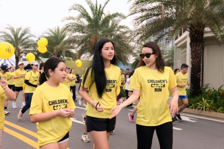 Lưu Hương Giang cùng hai con gái tham gia giải chạy thiện nguyện