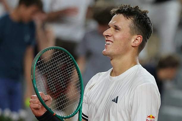 Jakub Mensik đánh bại Andrey Rublev