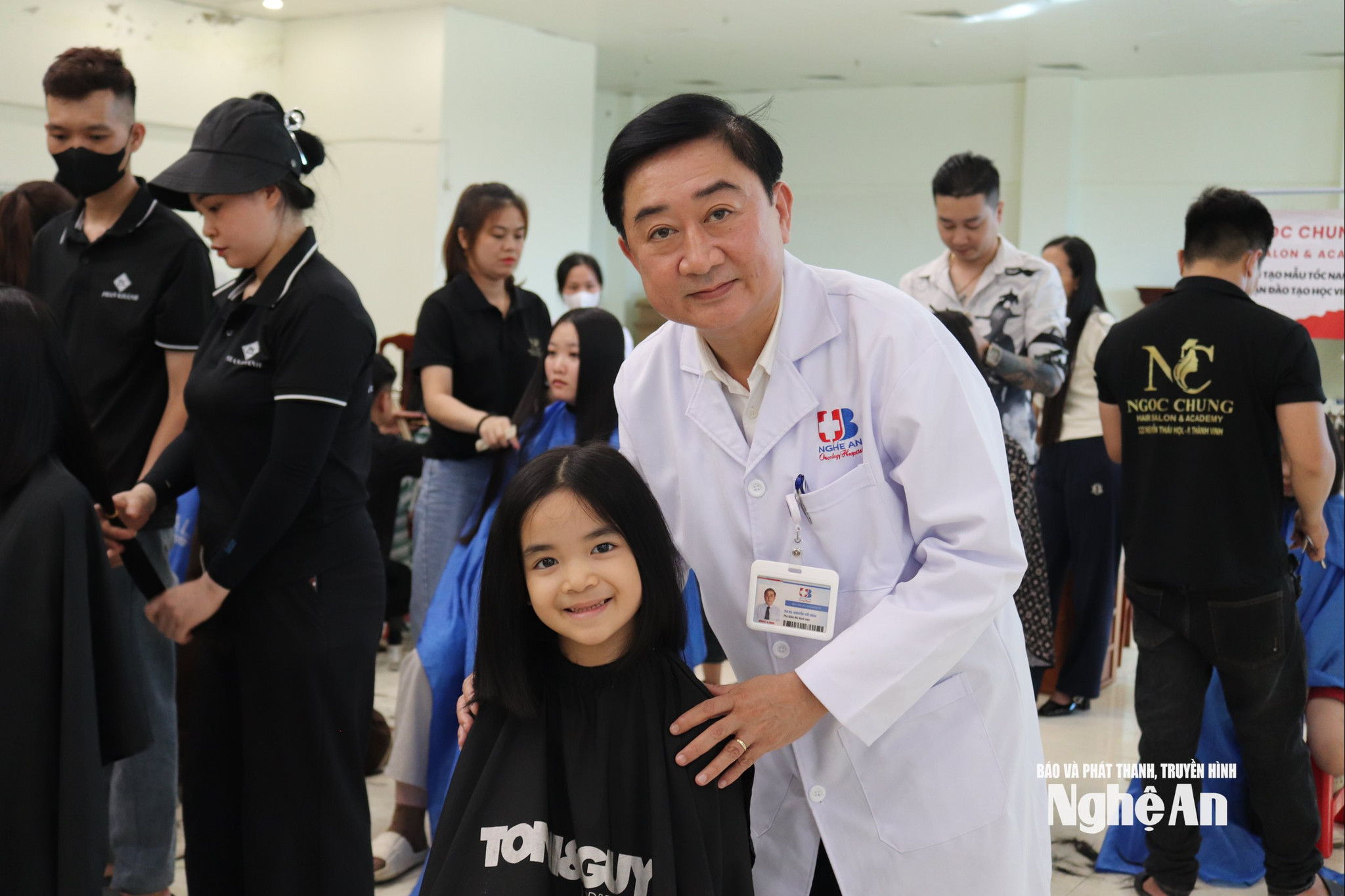 ThS.BS Nguyễn Viết Bình - Phó Giám đốc Bệnh viện Ung bướu Nghệ An cùng bệnh nhi tại Ngày hội hiến tóc “Trạm tóc ước mơ” năm 2026