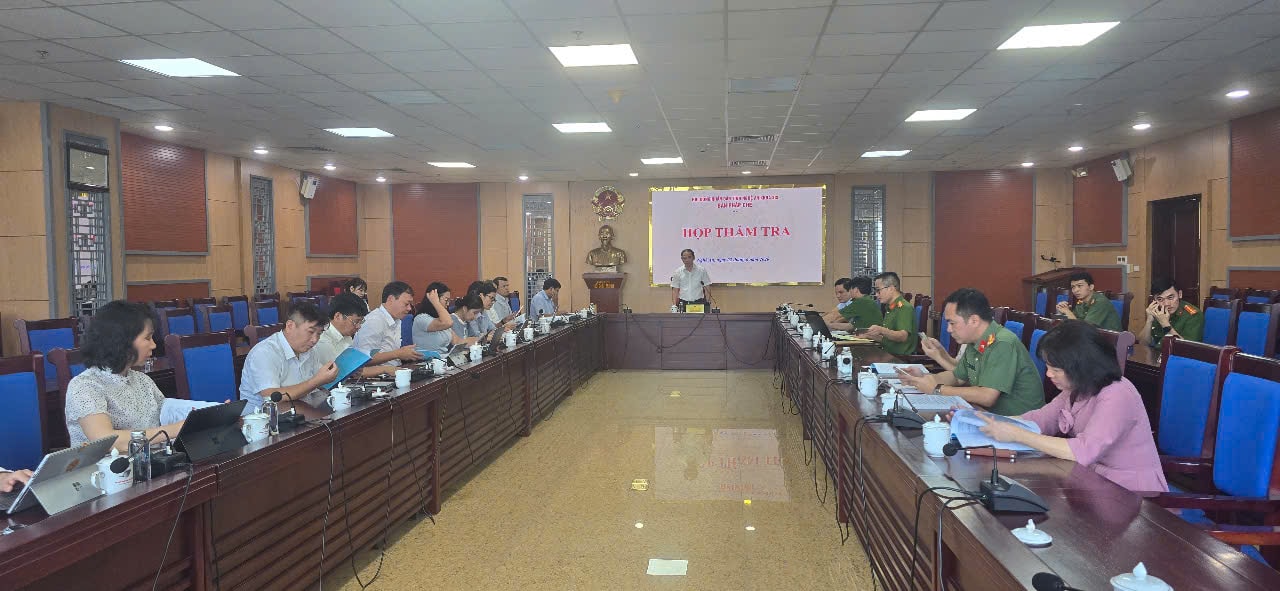  Toàn cảnh buổi thẩm tra
