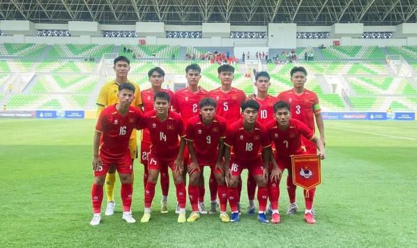 U19 Việt Nam tạm vươn lên dẫn đầu bảng A sau lượt trận đầu tiên.