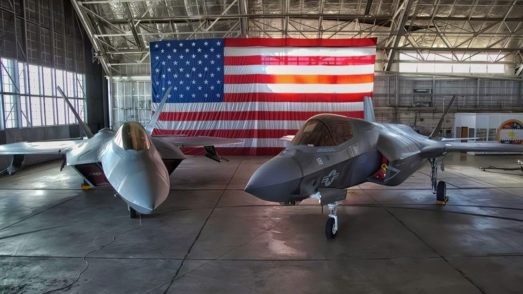 Đội hình tiêm kích tàng hình F-22 và F-35 trong một nhiệm vụ tuần tra không phận
