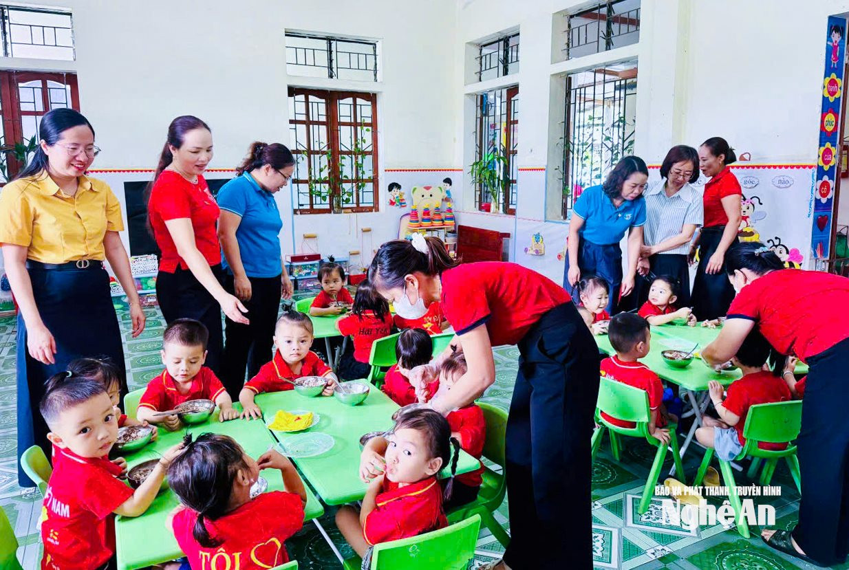 bna_-mttq-xa-yen-xuan-giam-sat-chat-luong-bua-an-tai-truong-mam-non-long-son.-.jpg