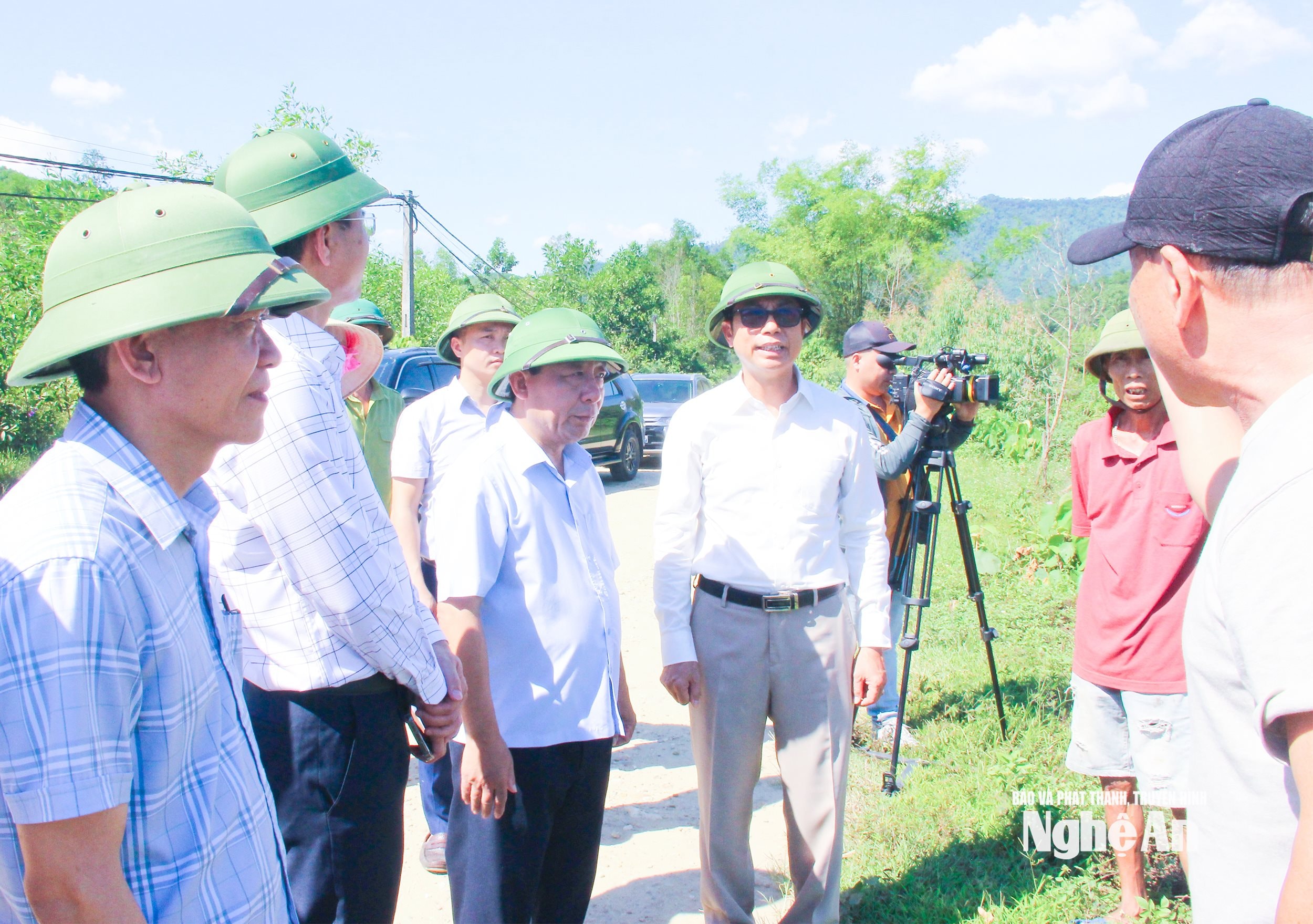 PV Báo và phát thanh, truyền hình Nghệ An tác nghiệp tại xã Kim Bảng về công tác giải phóng mặt bằng dự án cao tốc Vinh - Thanh Thủy. Ảnh: Mai Hoa