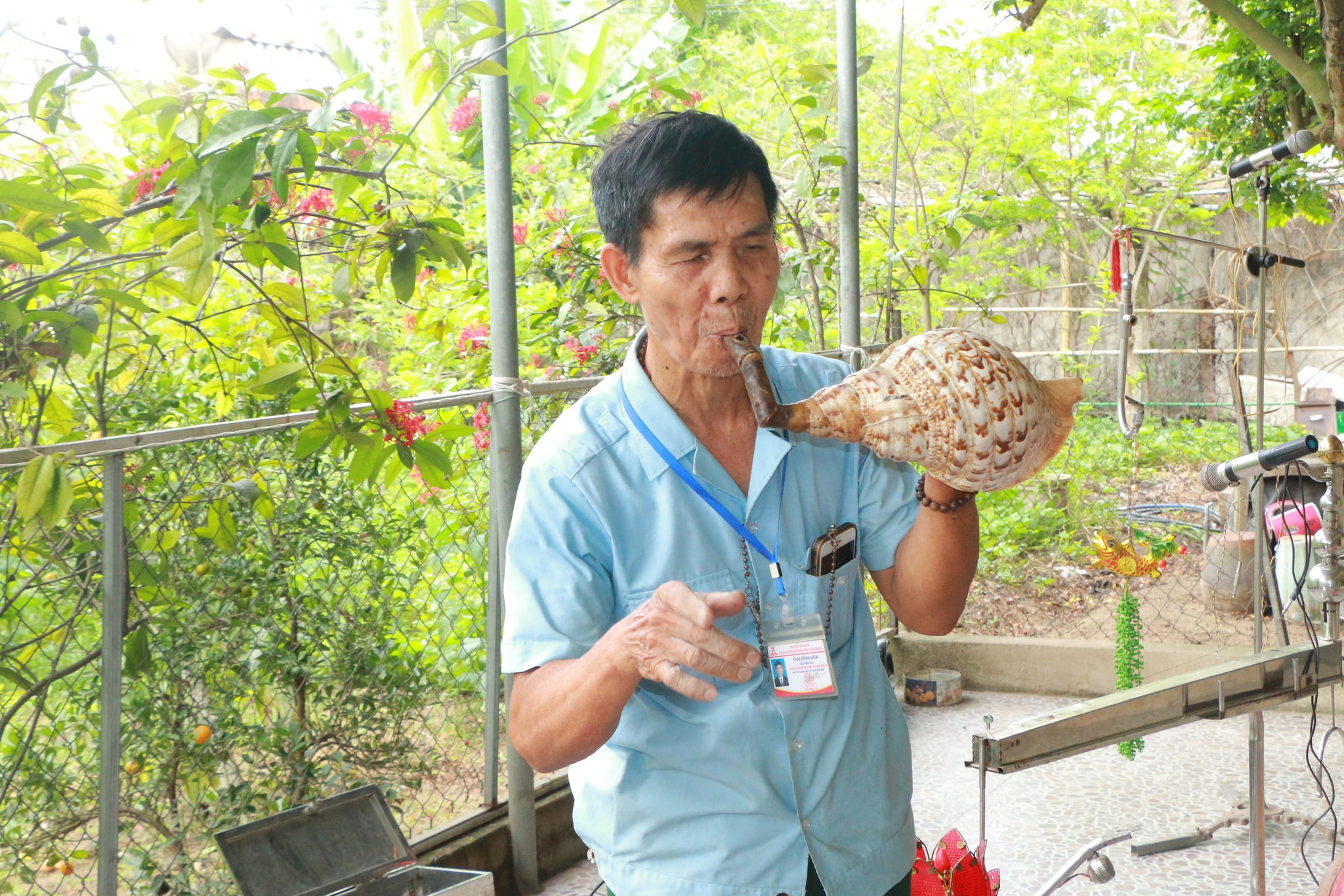 CCB Chu Đình Hoả biểu diễn nhạc cụ lam từ vỏ ốc. Ảnh TP
