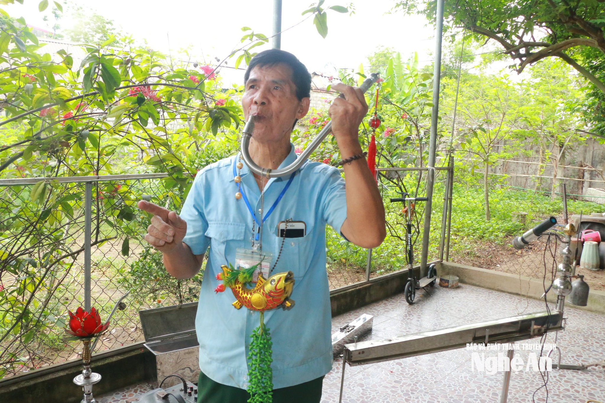 CCB Chu Đình Hoả biểu diễn nhạc cụ tự chế từ phế liệu. Ảnh KL