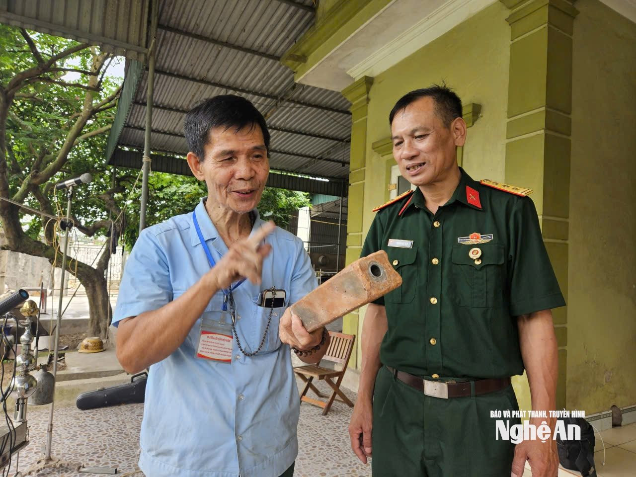 CCB Chu Đình Hoả giới thiệu với đồng đội về cách thức chế tạo các nhạc cụ từ vật dụng đời thường. Ảnh: K.L