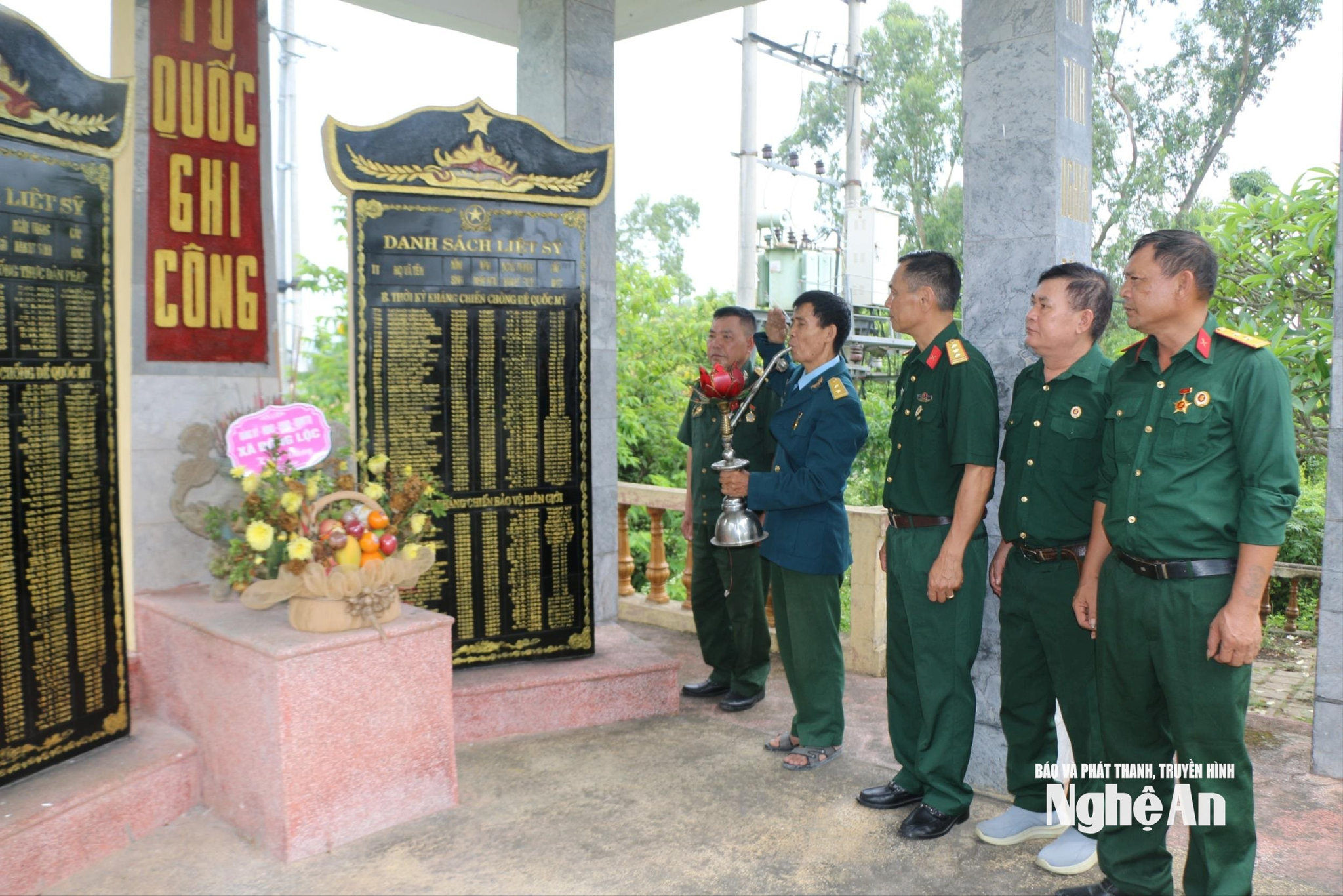 CCB Chu Đình Hoả thổi sáo tự chế tại đài tưởng niệm liệt sỹ xã Đông Lộc. Ảnh KL