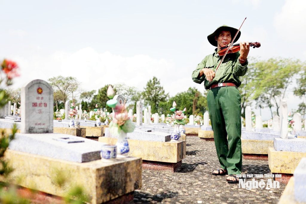 CCB Chu Đình Hoả thường thổi sáo trúc, kéo đàn violon mỗi lần đến thăm các nghĩa trang liệt sĩ. Ảnh NVCC