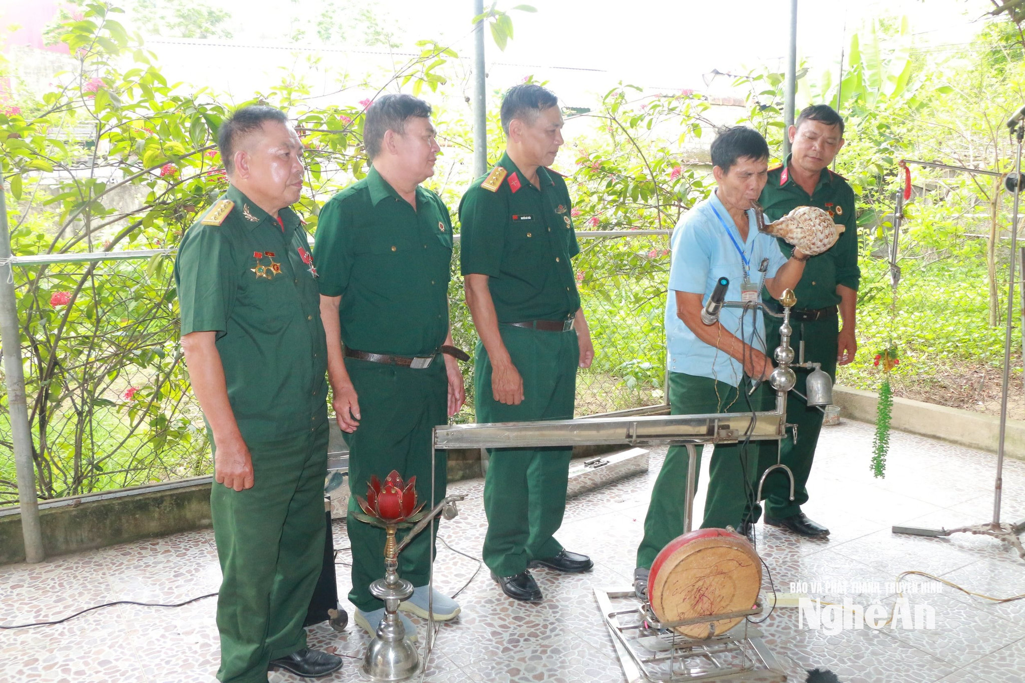 Cựu chiến binh Chu Đình Hoả biểu diễn kết hợp nhiều nhạc cụ tự sáng chế cho đồng đội nghe. Ảnh TP2