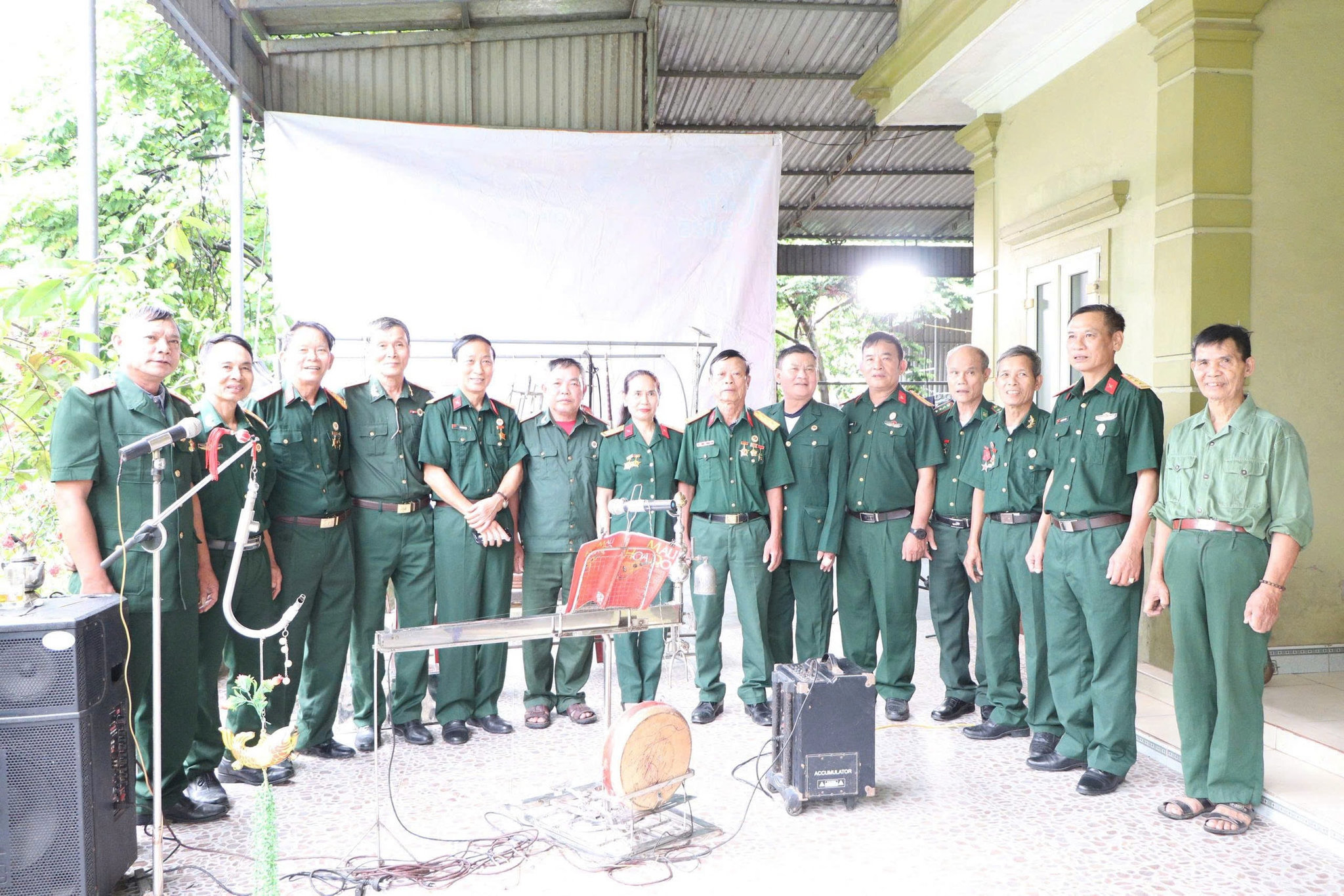 Cựu chiến binh Chu Đình Hoả ( ngoài cùng bên phải) cùng các hội viên hội CCB xã Đông Lộc. Ảnh CSCC