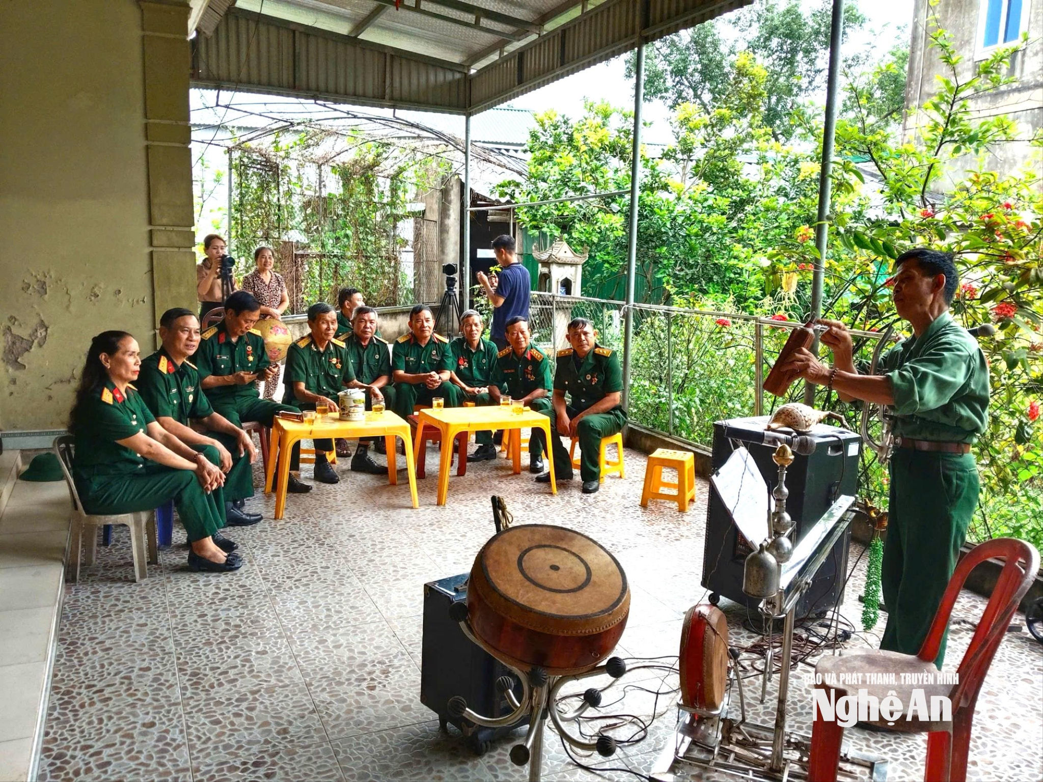Hội viên hội cực chiến binh xã Đông Lộc thưởng thức màn trình diễn nhạc cụ tự chế của CCB Chu Đình Hoả.