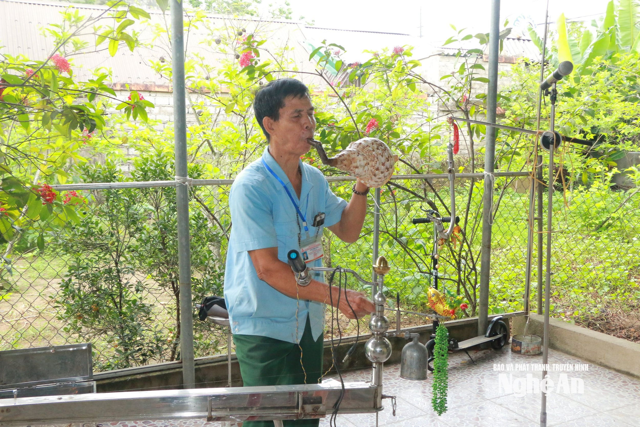 Không chỉ chế tạo CCB Chu Đình Hoả còn có thể biểu diễn kết hợp nhiều nhạc cụ. Ảnh KL