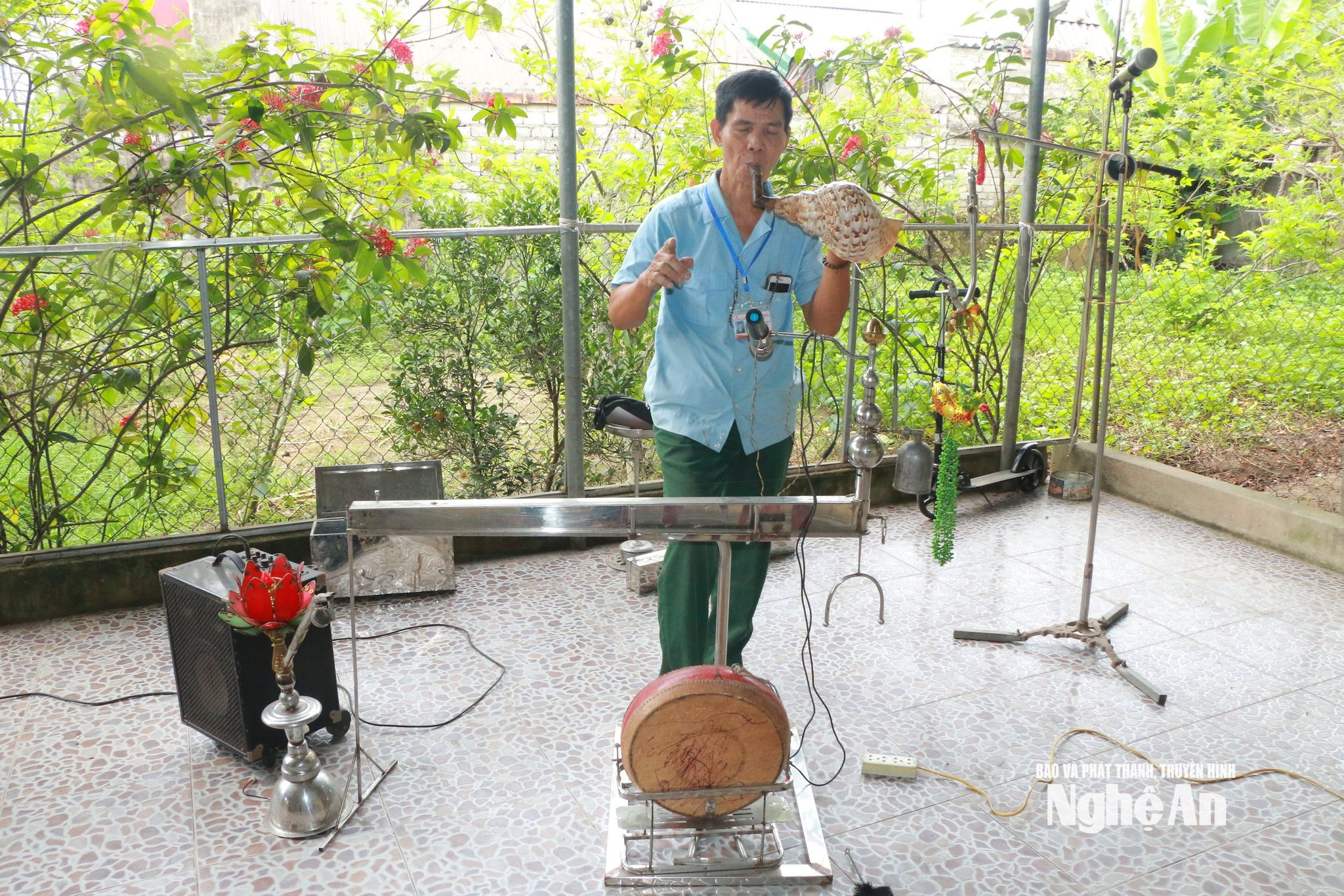 Không chỉ chế tạo CCB Chu Đình Hoả còn có thể biểu diễn kết hợp nhiều nhạc cụ. Ảnh KL2