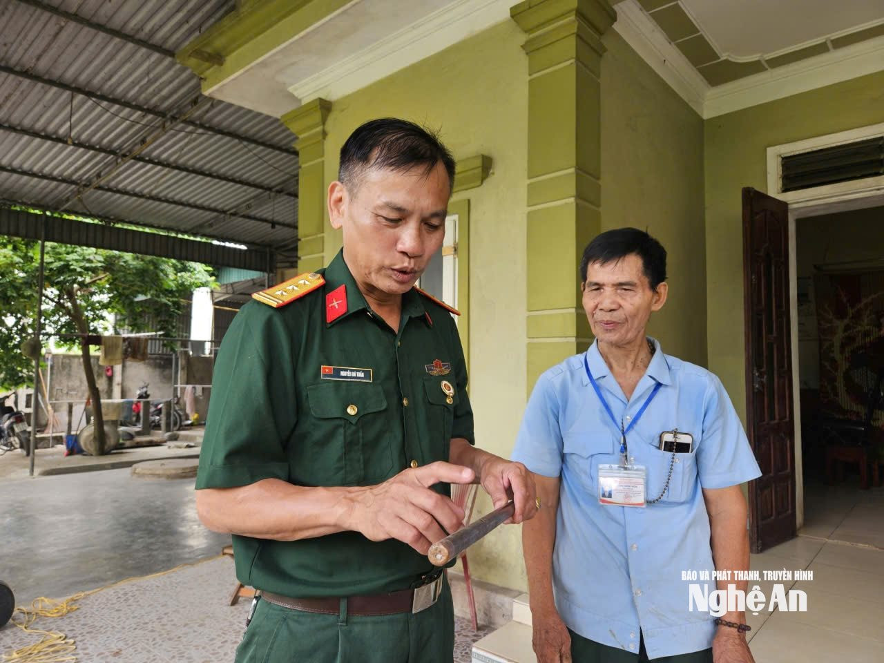 Ông Nguyễn Bá Tuấn - chủ tịch Hội CCB xã Đông Lộc tìm hiểu về các loại sáo cho ông Chu Đình Hoả tự chế.