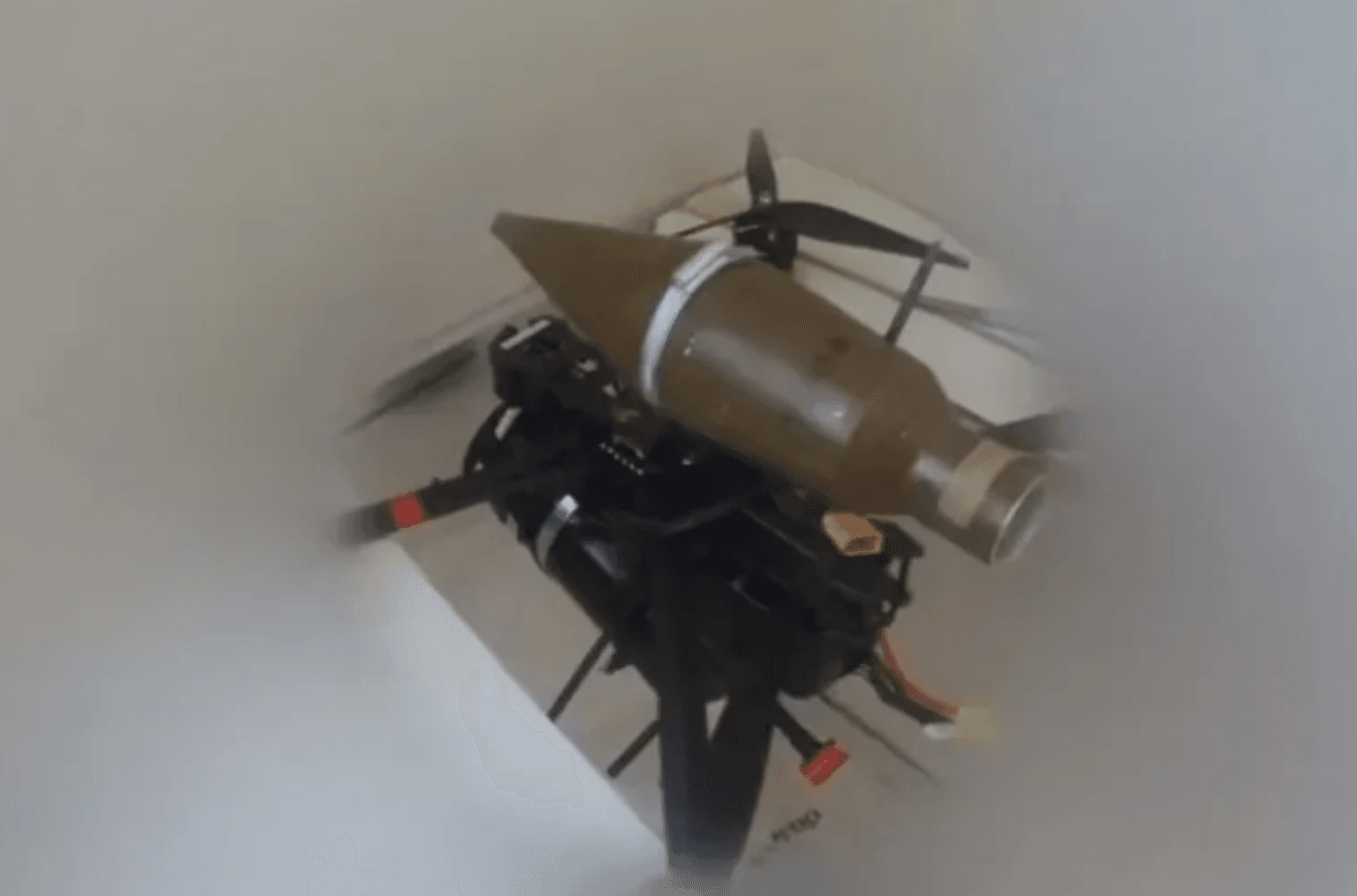 Chiến binh Hezbollah chuẩn bị drone FPV gắn đầu đạn PG-7