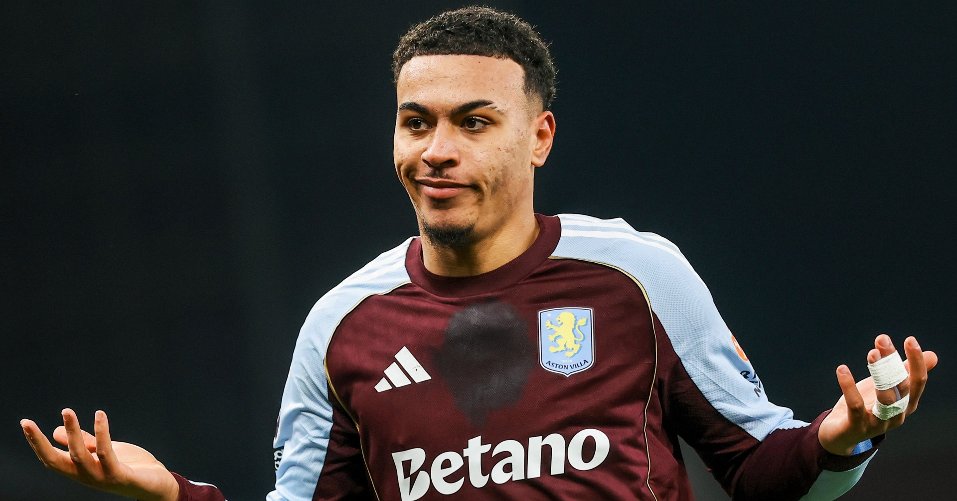 Aston Villa kiên quyết giữ chân Morgan Rogers trước sự chèo kéo của Arsenal.