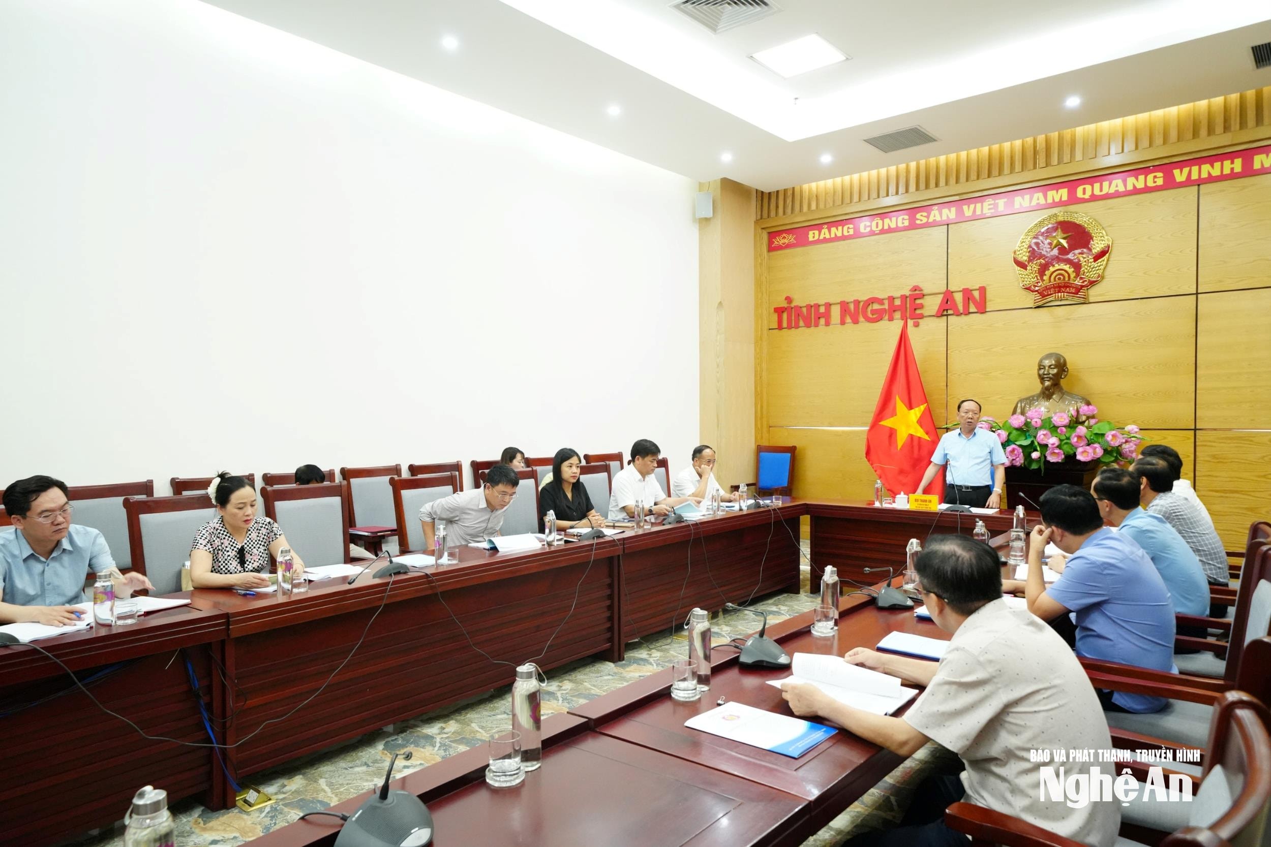 bna_-ubnd-tinh-hop-de-nghe-va-cho-y-kien-phuong-an-sap-xep-to-chuc-lai-thon-to-dan-pho-tren-dia-ban-tinh(1).jpg