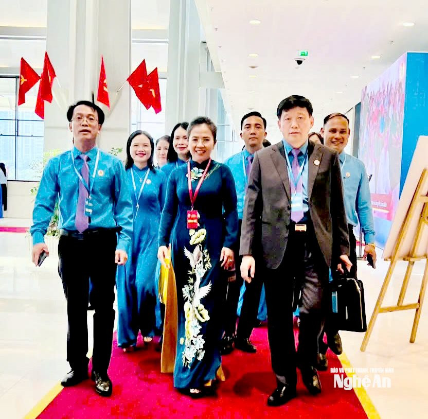 Đồng chí Võ Thị Minh Sinh - Phó Bí thư Tỉnh uỷ, Chủ tịch Uỷ ban MTTQ Việt Nam tỉnh cùng đoàn đại biểu Nghệ An dự đại hội. Ảnh