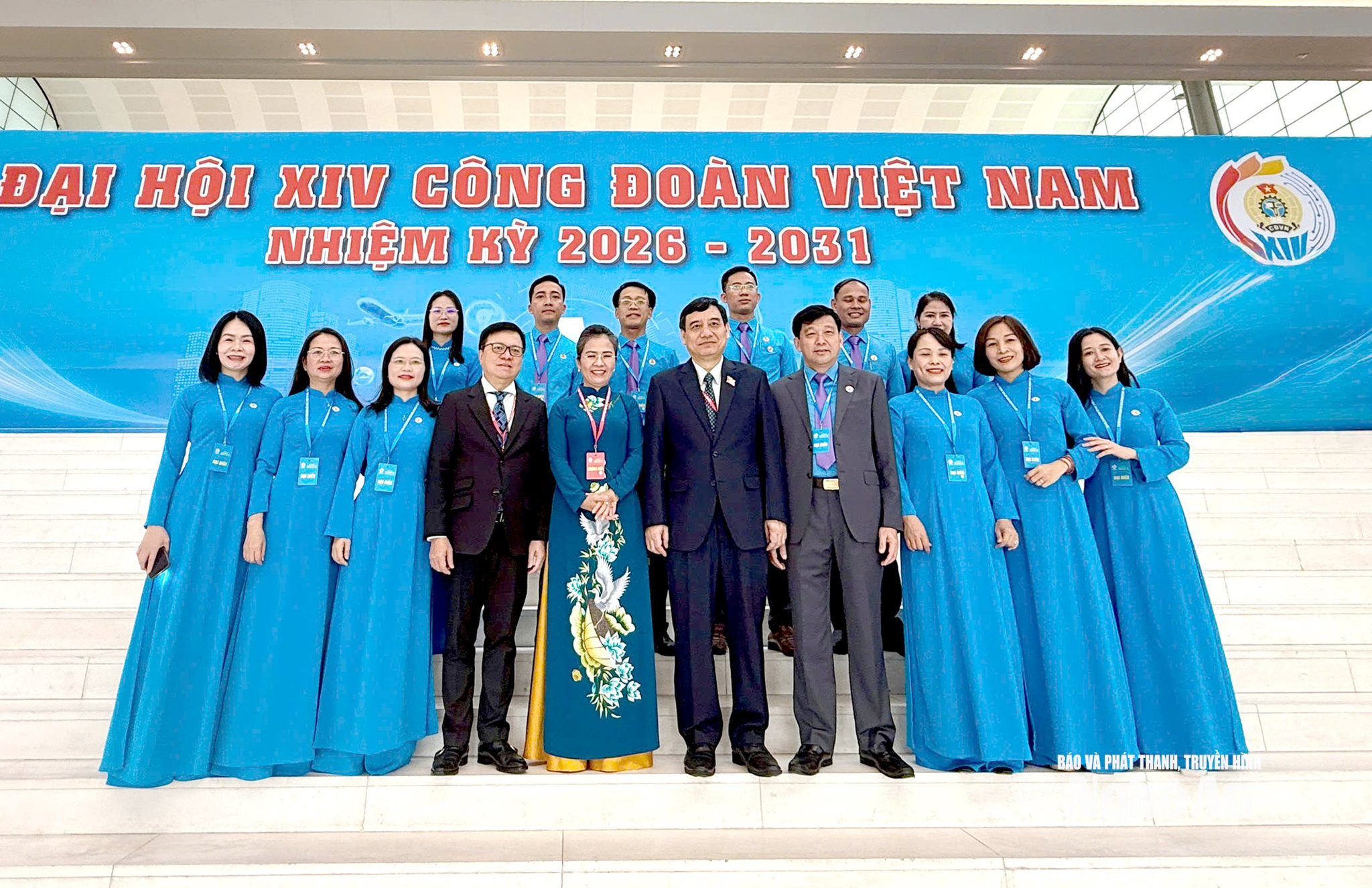 Đoàn đại biểu chụp ảnh lưu niệm cùng các đại biểu dự Đại hội: đồng chí Lê Quốc Minh - Uỷ viên Trung ương Đảng, Phó Trưởng Ban Tuyên giáo và Dân vận Trung ương, Tổng Biên tập Báo Nhân Dân, Chủ tịch Hội Nhà báo tỉnh: Nguyễn Đắc Vinh - Uỷ viên Trung ương Đảng, Chủ nhiệm Uỷ ban Ảnh: PV