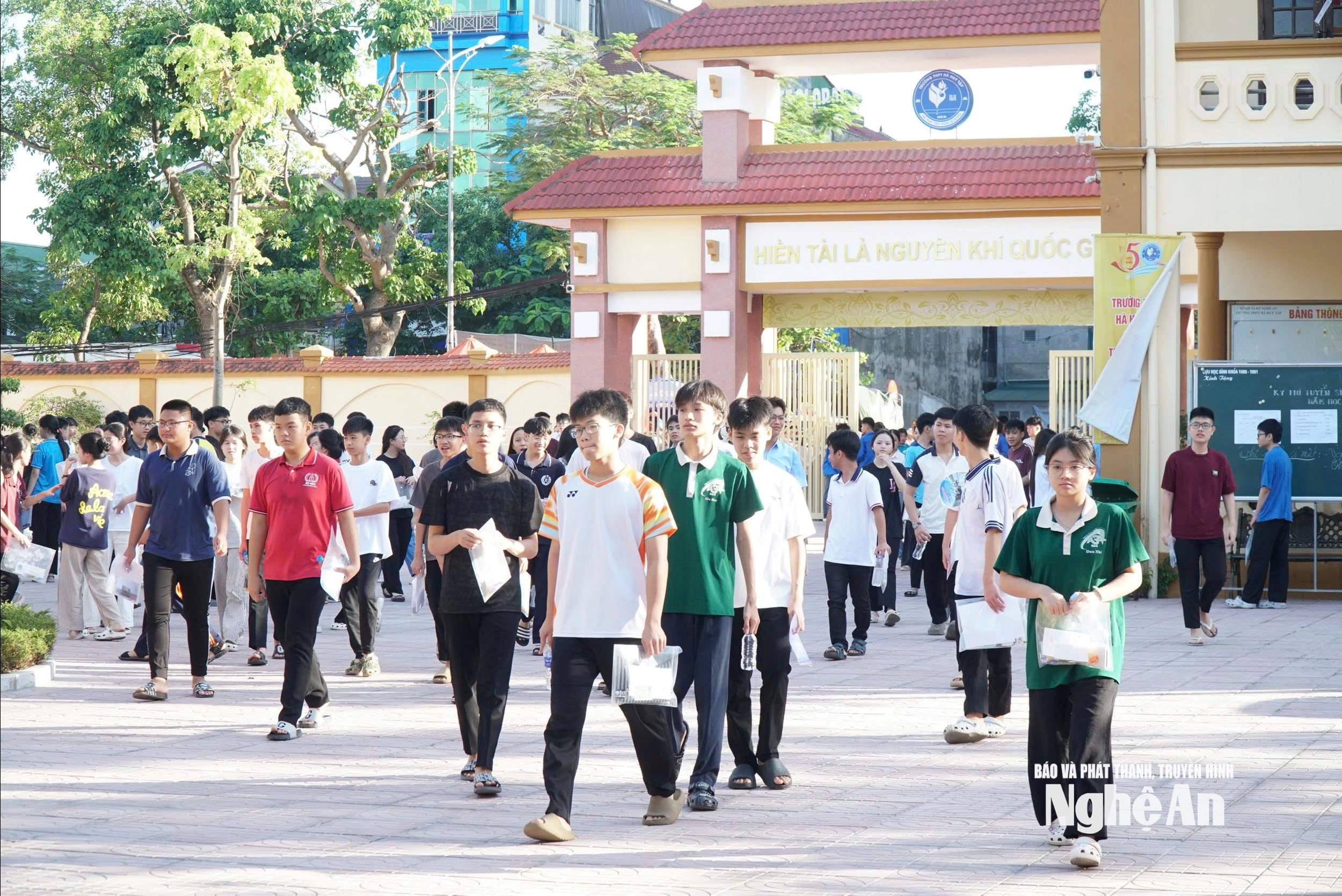 Thí sinh tham dự Kỳ thi tuyển sinh vào lớp 10. Ảnh: Mỹ Hà