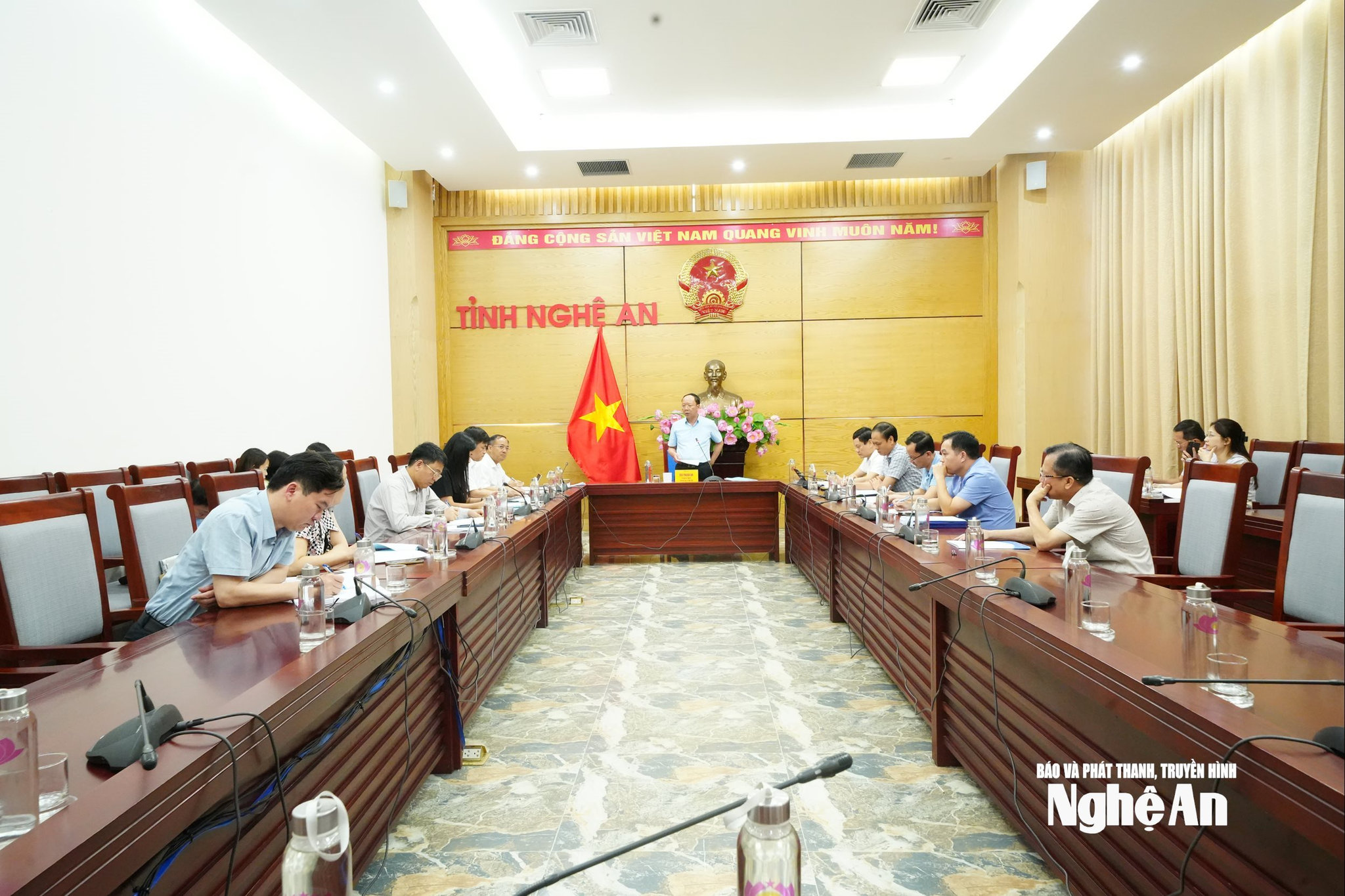 bna_toan-canh-ubnd-tinh-hop-de-nghe-va-cho-y-kien-vao-phuong-an-sap-xep-to-chuc-lai-thon-to-dan-pho-tren-dia-ban-tinh.(1)_watermarked.jpg