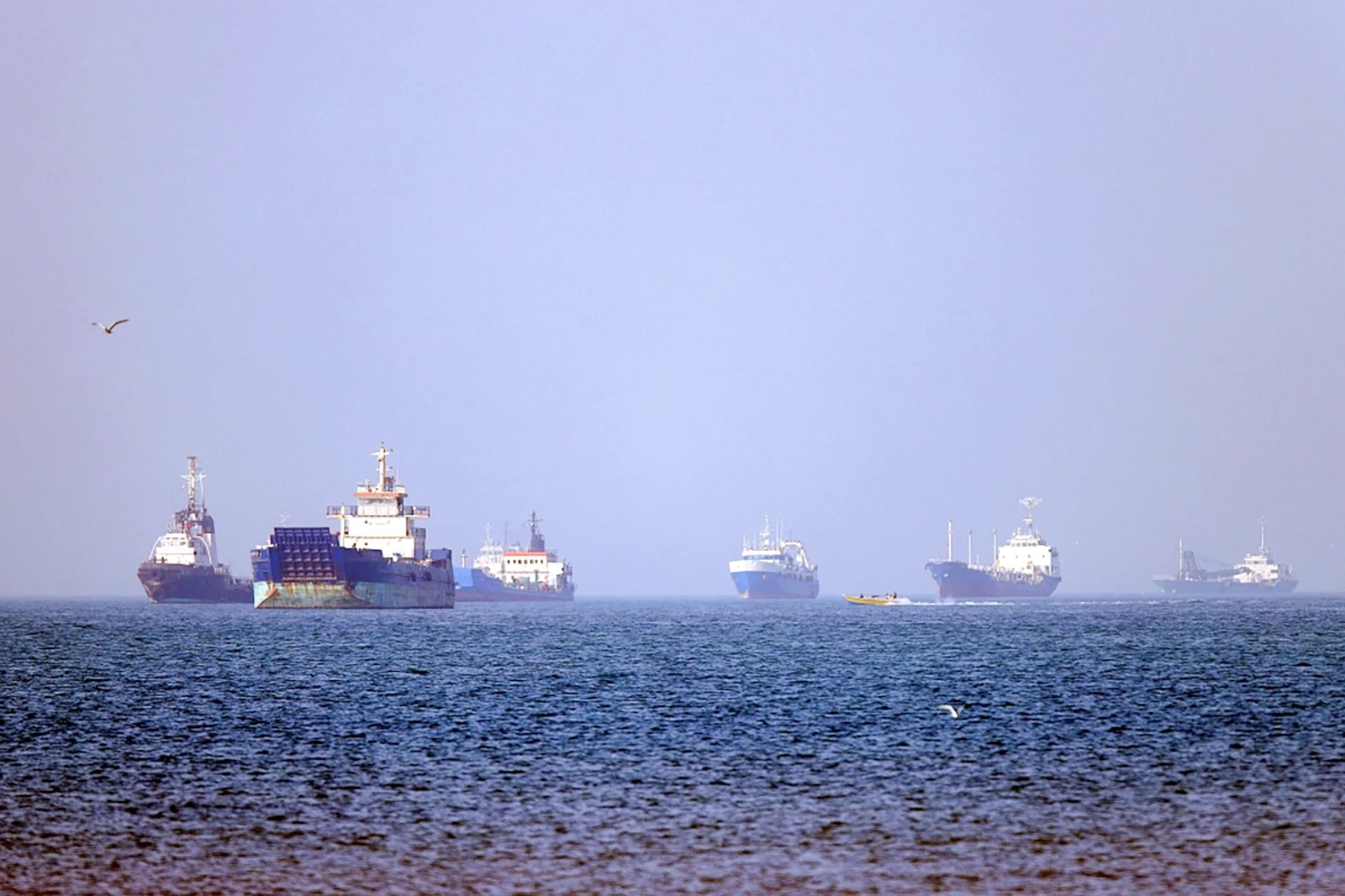 Các tàu thả neo ở eo biển Hormuz ngày 4-5. Ảnh AFP