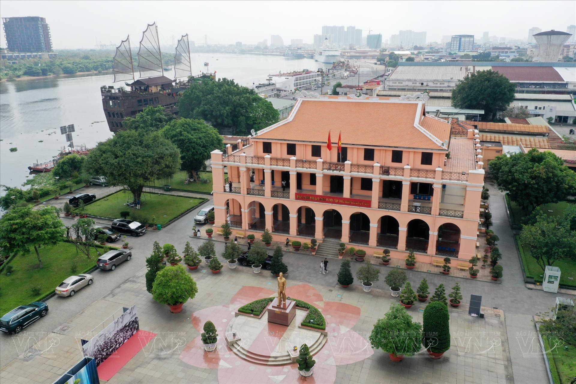 bến nhà rồng