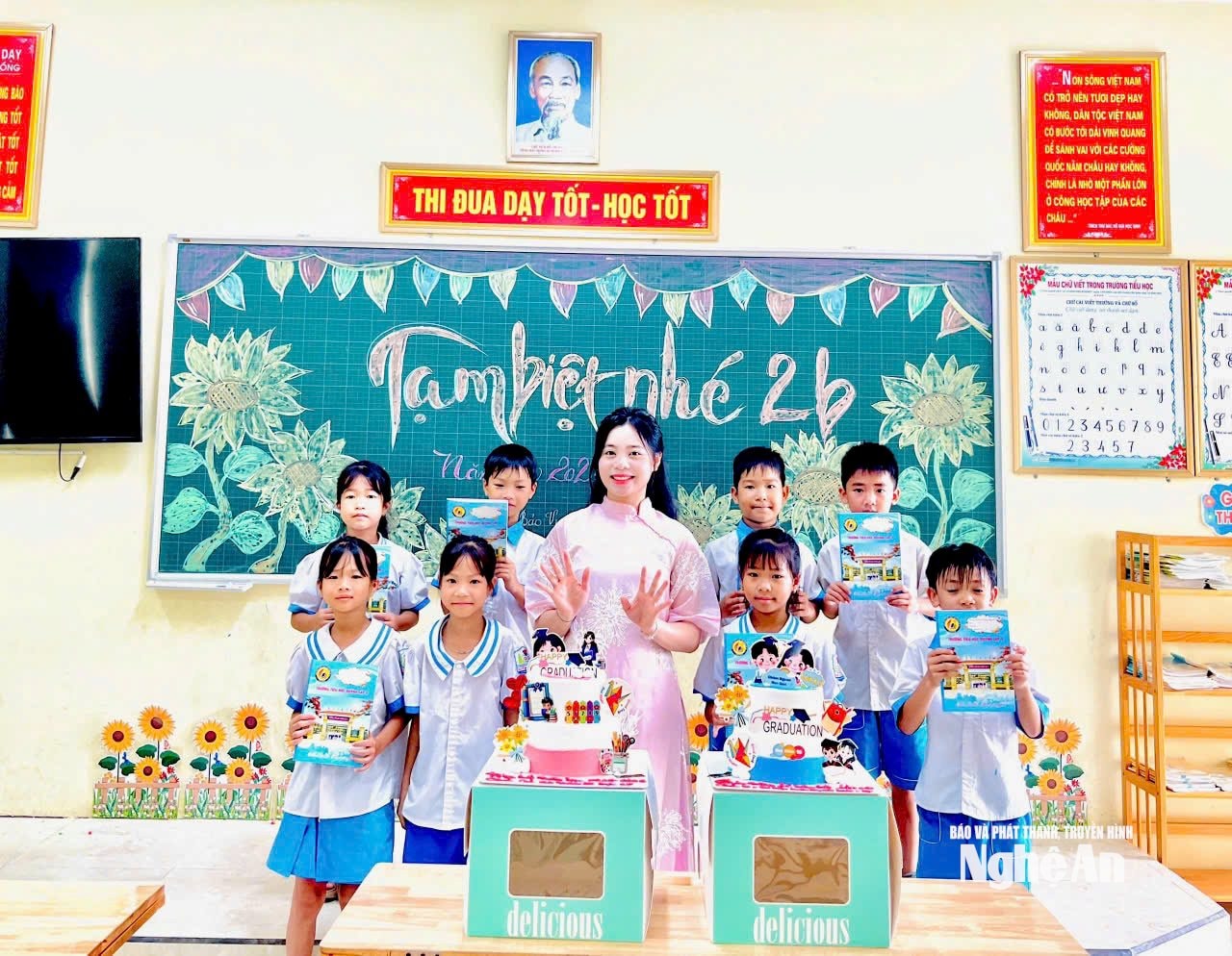Cô giáo Lo Thị Bảo Vy cùng học sinh lớp 2B. Ước mơ lớn nhất của cô gái người Ơ Đu ngày nào là được đứng trên bục giảng. Ảnh: NVCC