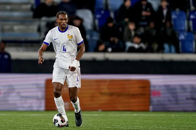 Tân binh Jeremy Jacquet được kỳ vọng sẽ trở thành đối tác tin cậy của Virgil van Dijk.