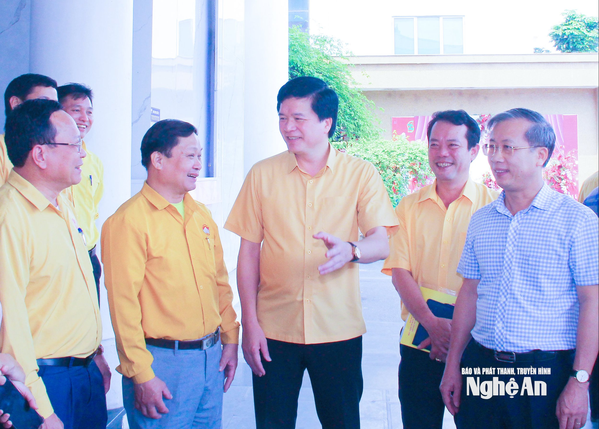 bna_-1dong-chi-nguyen-dinh-hung-trao-doi-voi-can-bo-mat-tran-co-so-ve-nang-cao-vai-tro-hieu-qua-giam-sat-phan-bien.-anh-mai-hoa-copy.jpg