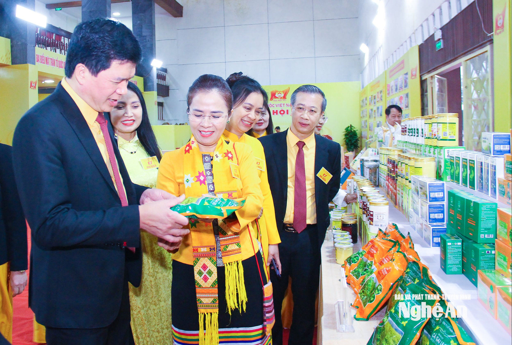 bna_-lanh-dao-ban-thuong-truc-uy-ban-mttq-viet-nam-tinh-tim-hieu-cac-san-pham-ocop-tren-dia-ban-tinh.-anh-mai-hoa.jpg