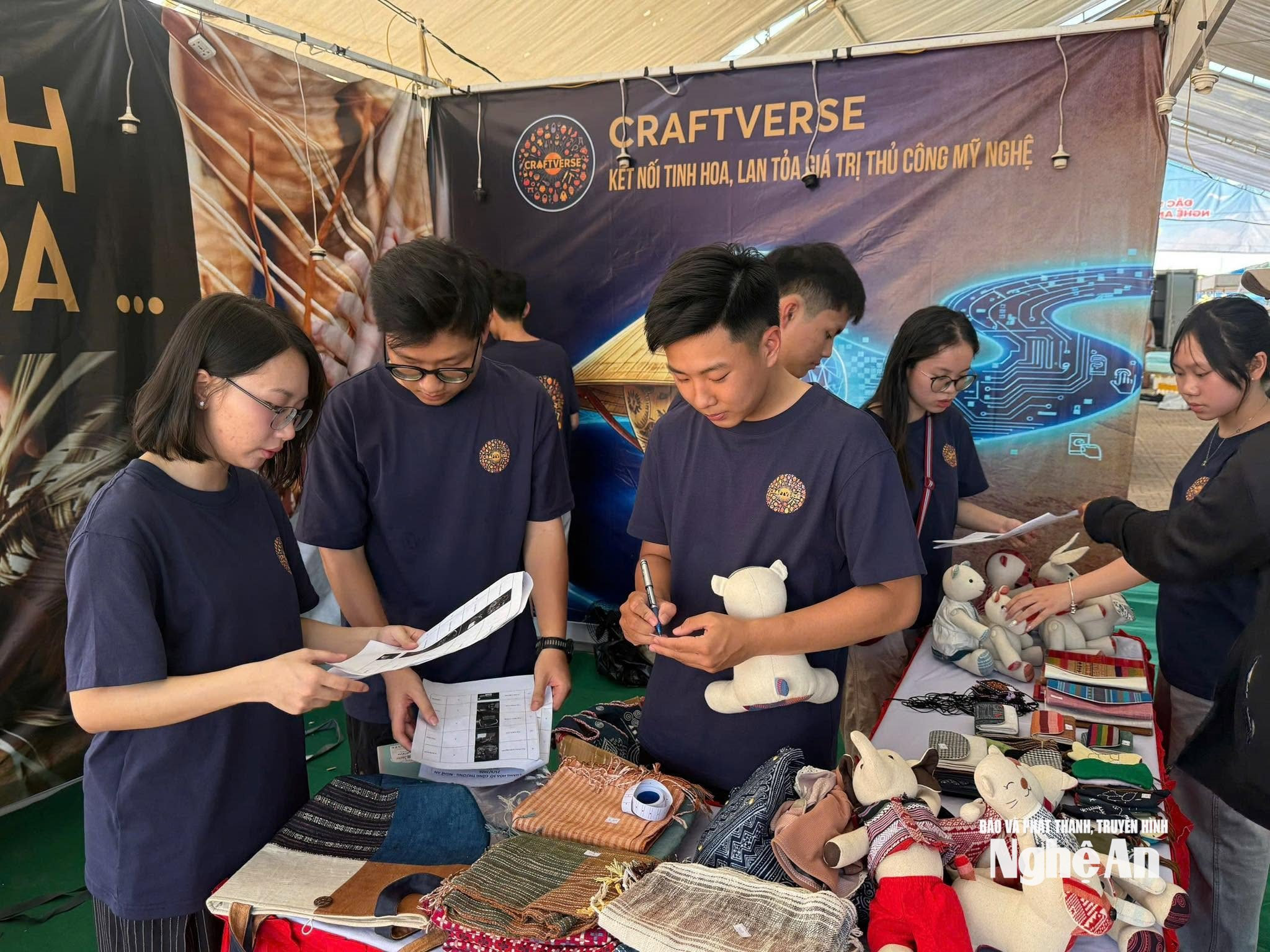 Gian hàng giới thiệu các sản phẩm thủ công của dự án Craftverse tại Hội chợ Đặc sản OCOP vùng miền Nghệ An. Ảnh: MH