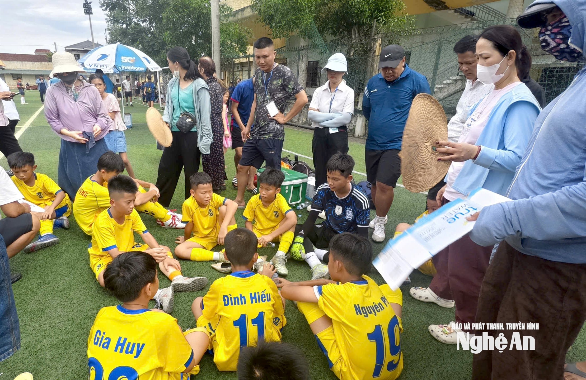bên lề sân cỏ ngày 7:6 Ảnh Diệp Thanh2