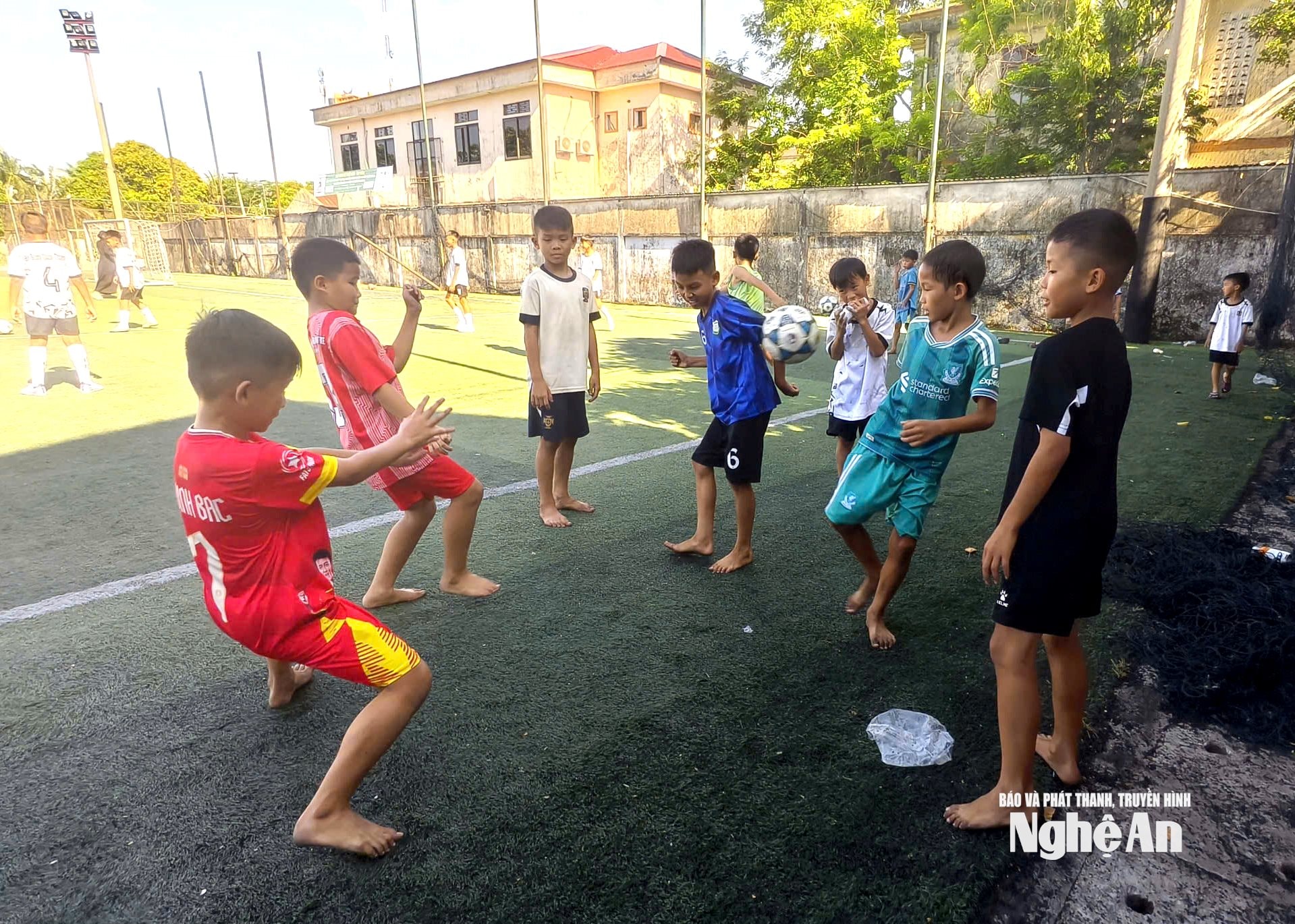 bên lề sân cỏ ngày 7:6 Ảnh Diệp Thanh4