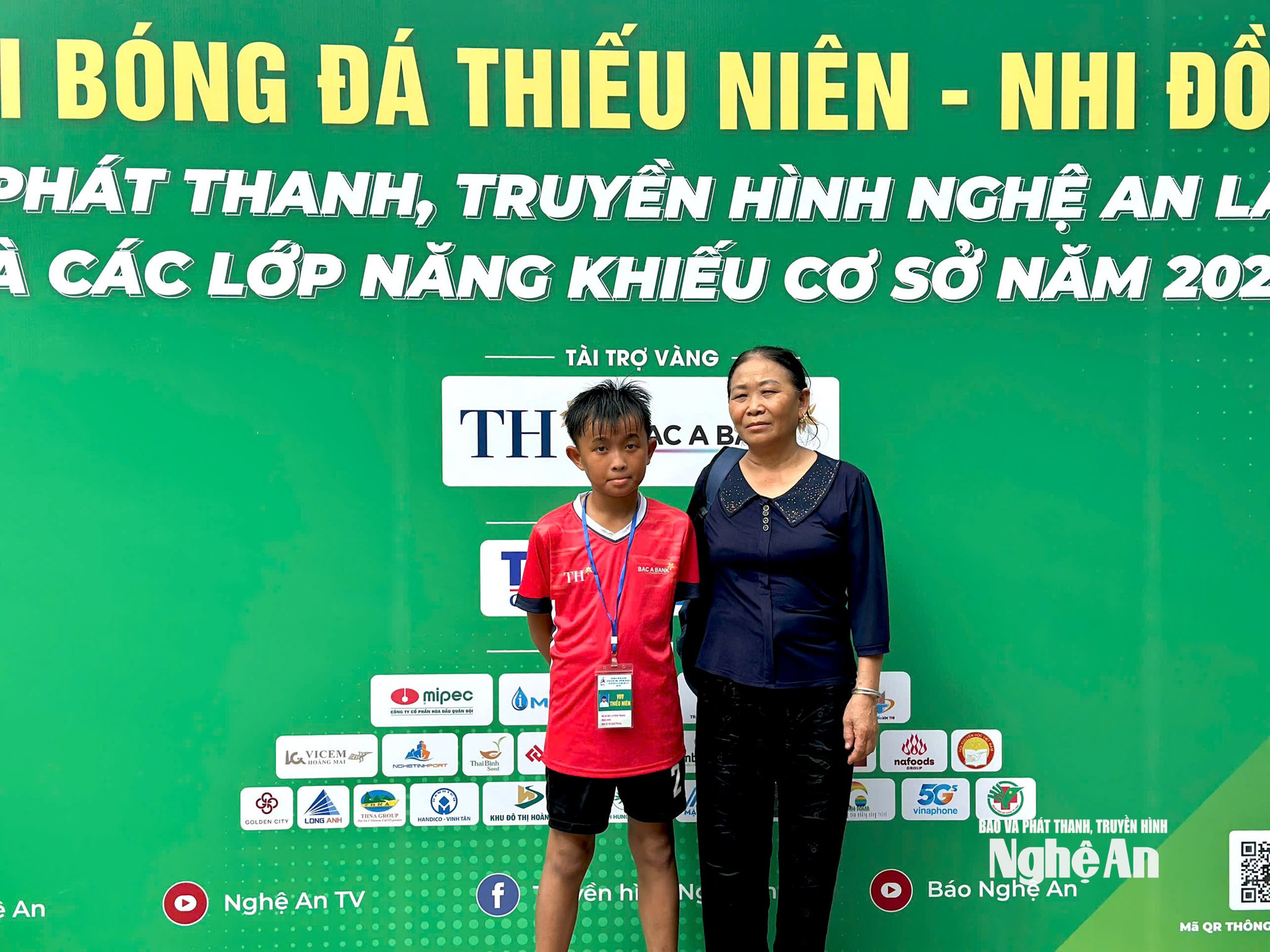 bên lề sân cỏ ngày 7:6 Ảnh Vân Thảo1