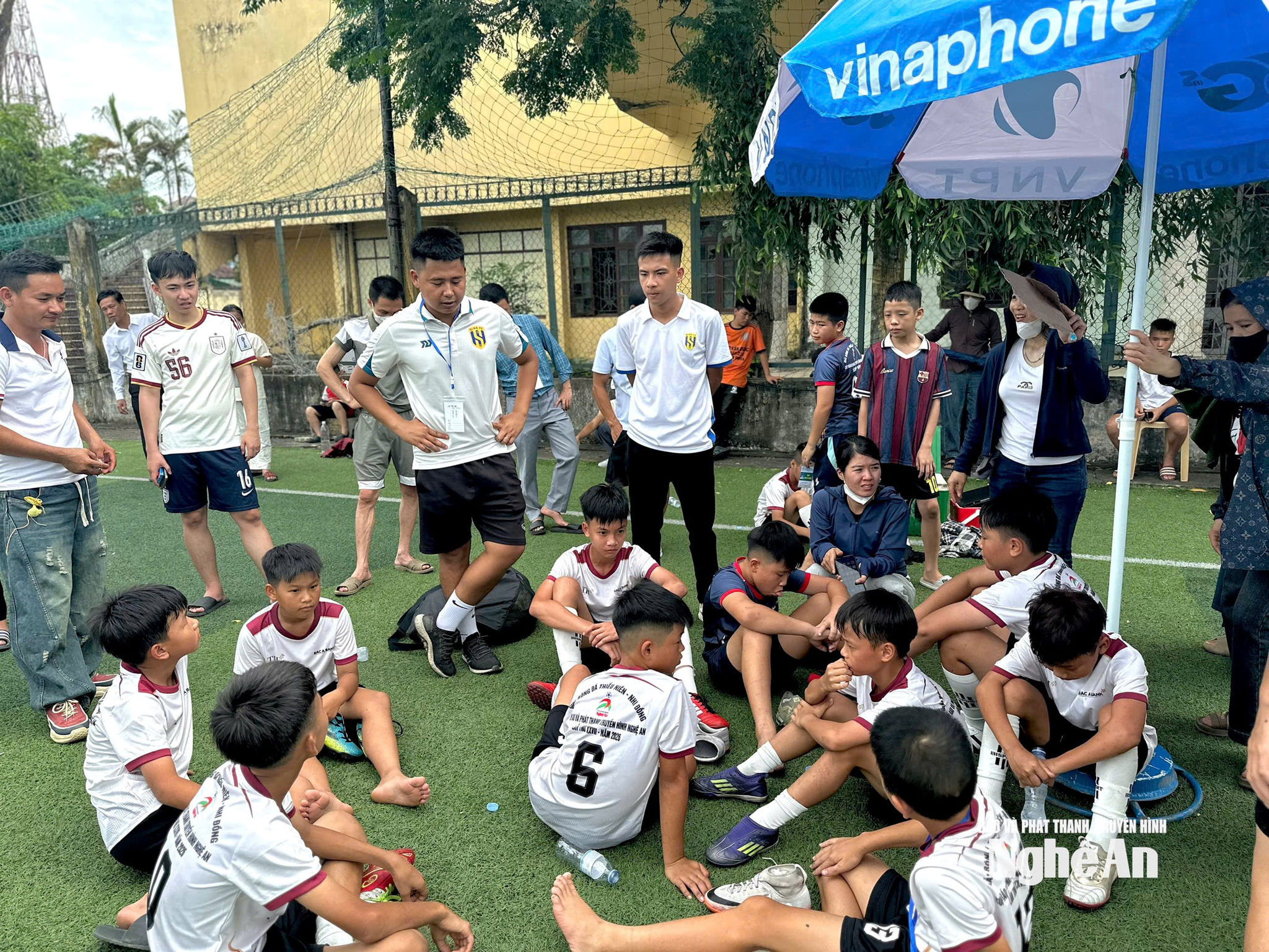 bên lề sân cỏ ngày 7:6 Ảnh Vân Thảo2