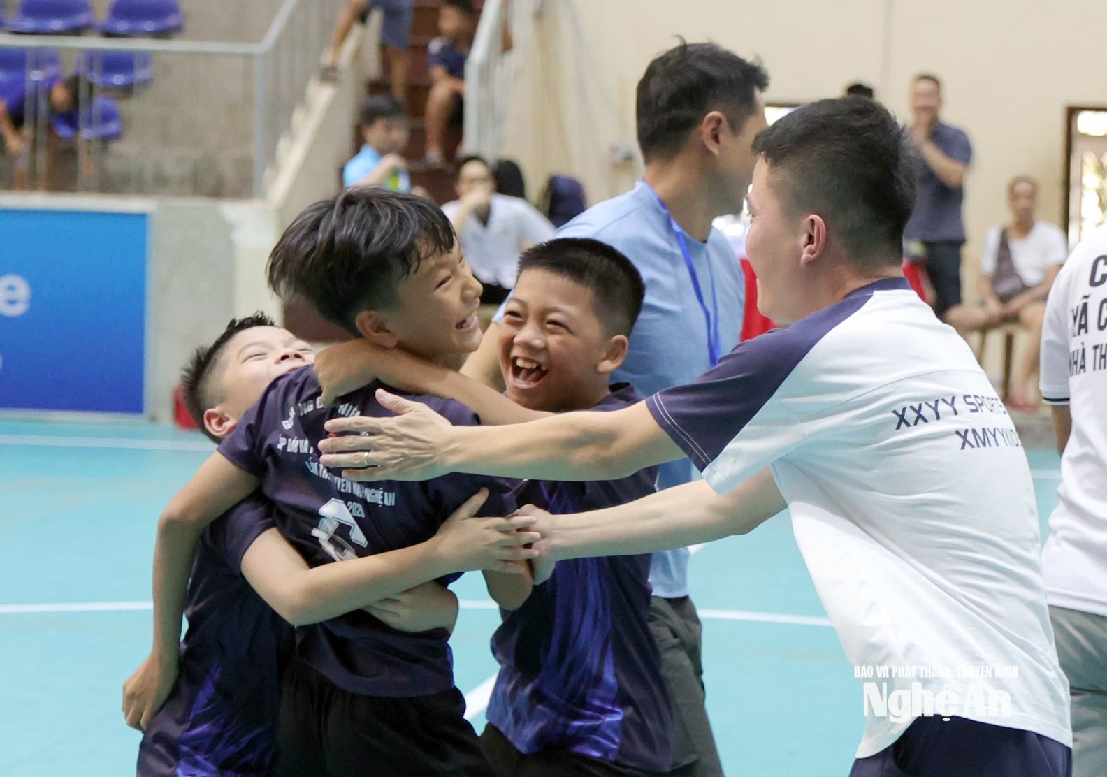 CON CUÔNG TÂN KỲ