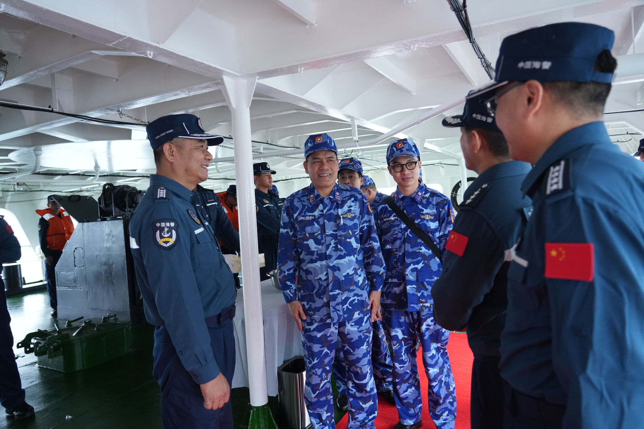 Le colonel Luong Cao Khai, commandant adjoint et chef d'état-major de la région 1 des garde-côtes, a conduit une délégation en visite auprès de la flotte des garde-côtes chinois.
