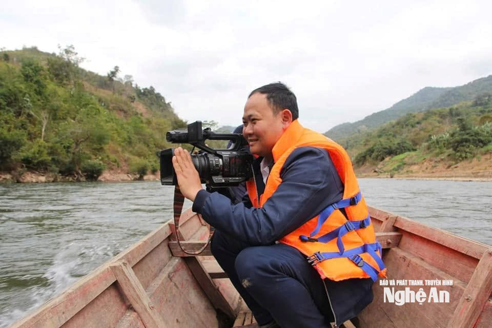 Phóng viên Lữ ĐÌnh Phú tác nghiệp ở cơ sở. Ảnh NVCC