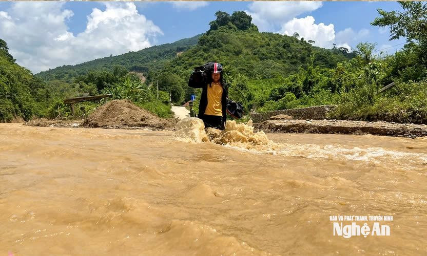 Phóng viên Lữ Đình Phú tác nghiệp trong mưa lũ. Ảnh NVCC
