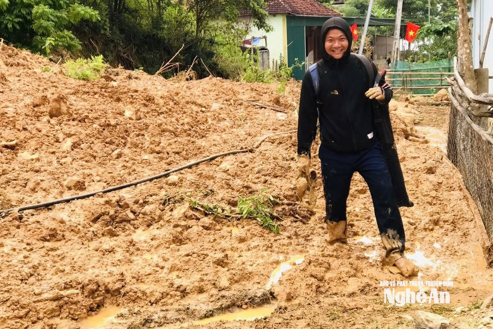 Phóng viên Lữ Đình Phú tác nghiệp trong mưa lũ. Ảnh NVCC2