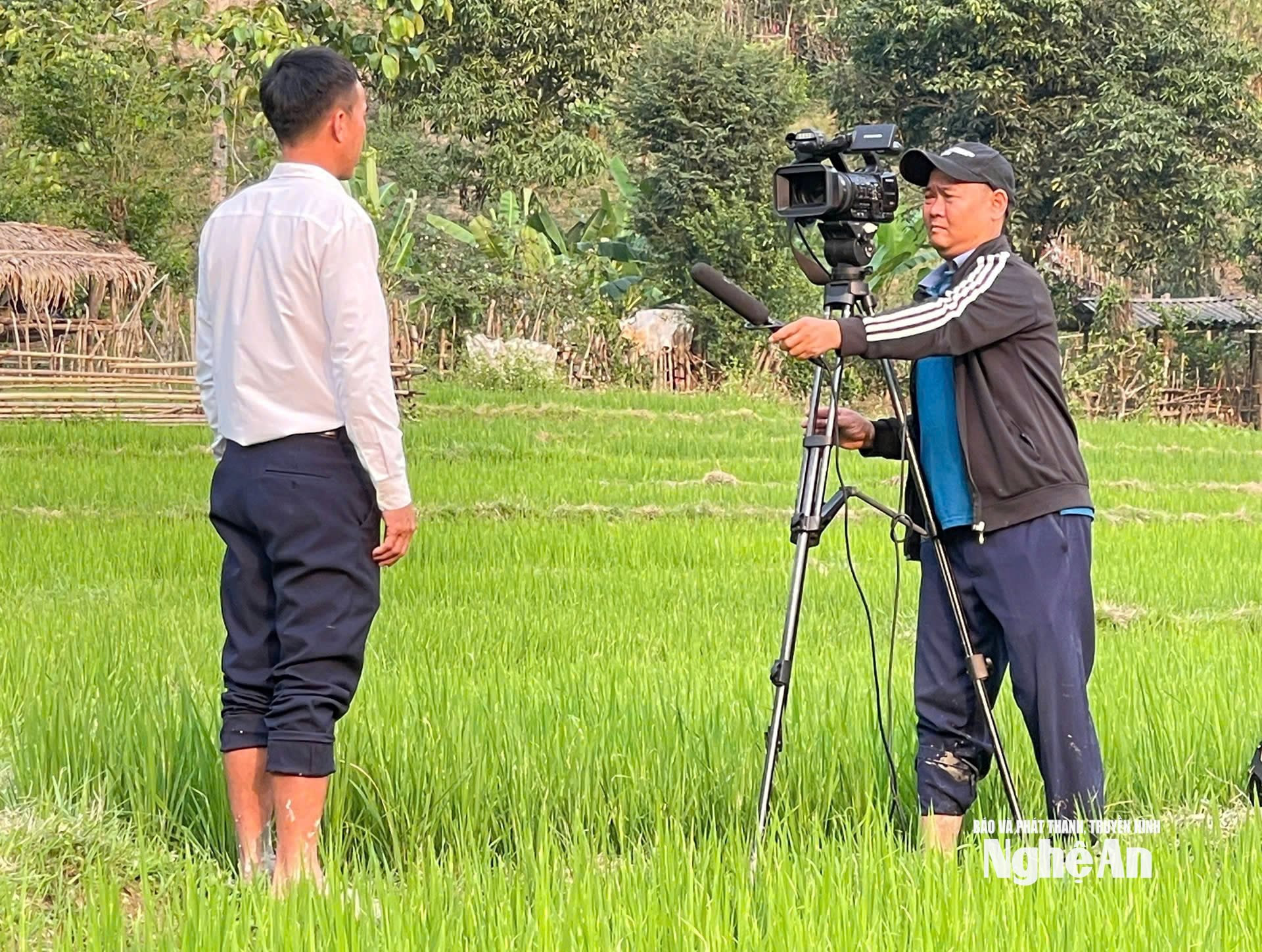 Phóng viên Lữ Đình Phú tác nghiệp trong mưa lũ. Ảnh NVCC3
