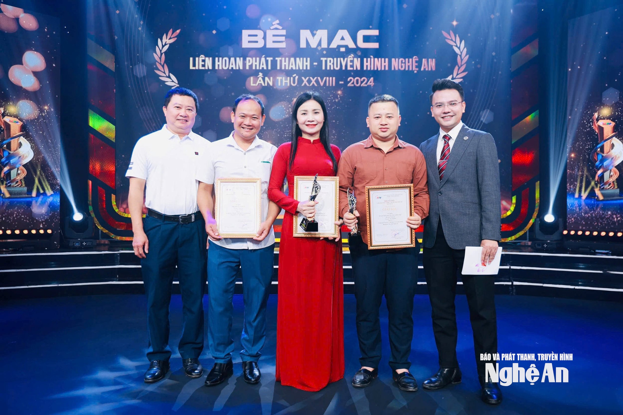 Phóng viên Lữ Đình Phú (thứ hai trái sang) tại Lễ Bế mạc Liên hoan Phát thanh - Truyền hình lần thứ XXVIII-2024. Ảnh NVCC