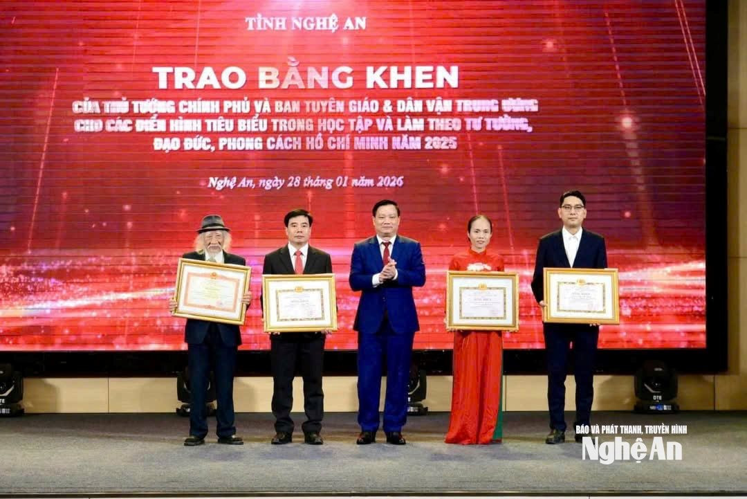 Phóng viên Phan Thị Giang (thứ hai phải sang) nhận Bằng khen của Ban Tuyên giáo và Dân vận Trung ương. Ảnh: NVCC
