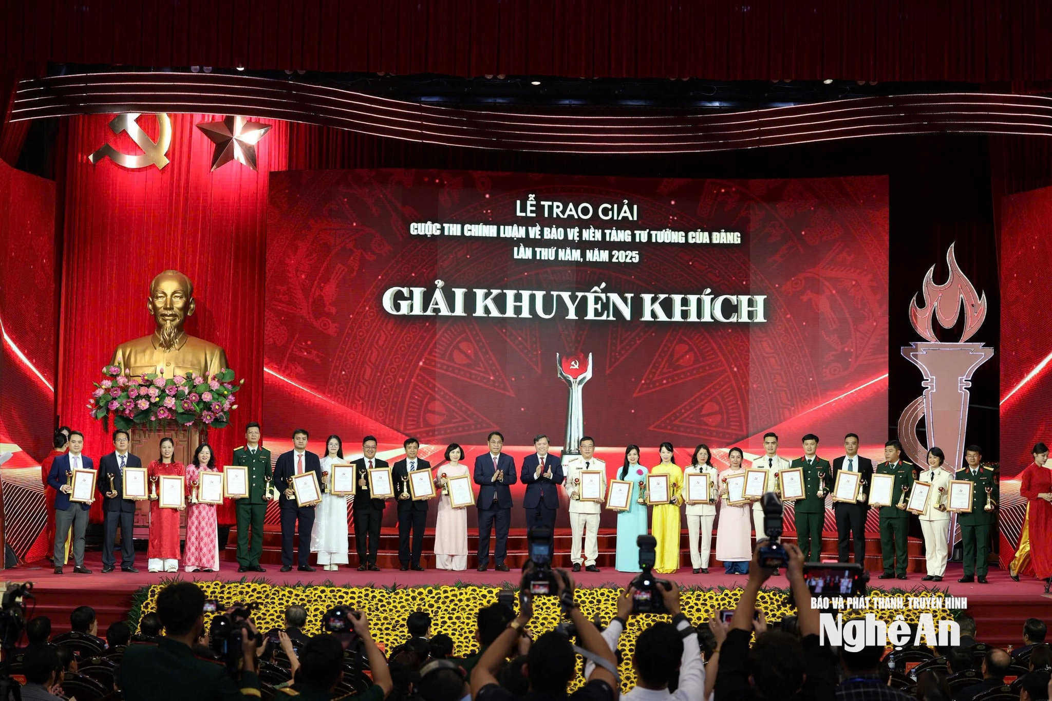 Phóng viên Trần Thị Hoa (thứ 3 trái sang) tại Lễ trao giải Cuộc thi chính luận 'Bảo vệ nền tảng tư tưởng của Đảng' lần thứ 5, năm 2025. Ảnh NVCC