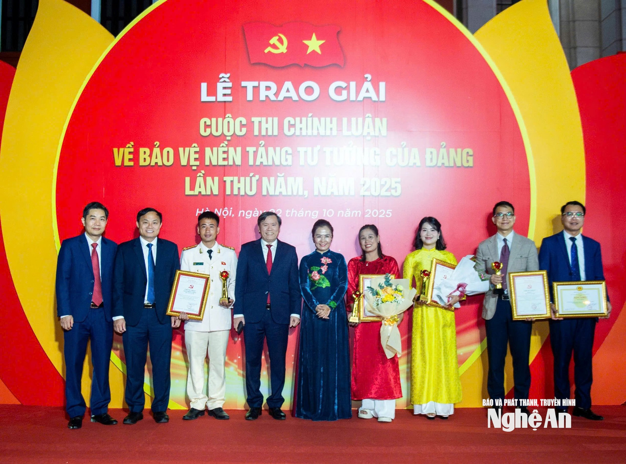 Phóng viên Trần Thị Hoa (thứ 4 phải sang) chụp ảnh cùng lãnh đạo tỉnh và các tác giả đoạt giải tại Cuộc thi chính luận 'Bảo vệ nền tảng tư tưởng của Đảng' lần thứ 5, năm 2025. Ảnh NVCC